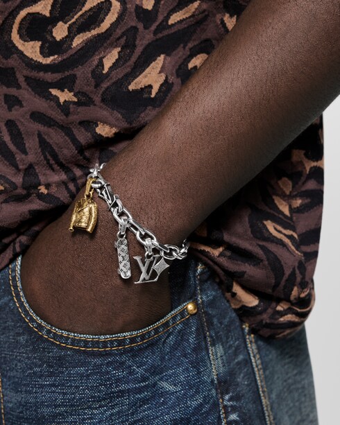 ชาร์มรุ่น LV Skateboard . in ผู้ชาย's แฟชั่นจิวเวลรี่ สร้อยคอ collections by Louis Vuitton