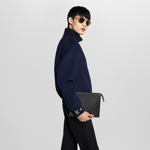 Pochette Voyage MM worn view