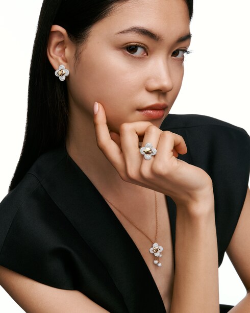 Vivienne Pendant, 3 Golds and Diamonds in Perhiasan's Kategori Kalung dan Liontin collections by Louis Vuitton